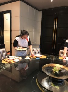 同學示範中式餐飲擺位