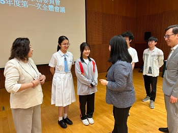 本校學生列席特區政府“社區服務諮詢委員會”及“婦女及兒童事務委員會”會議