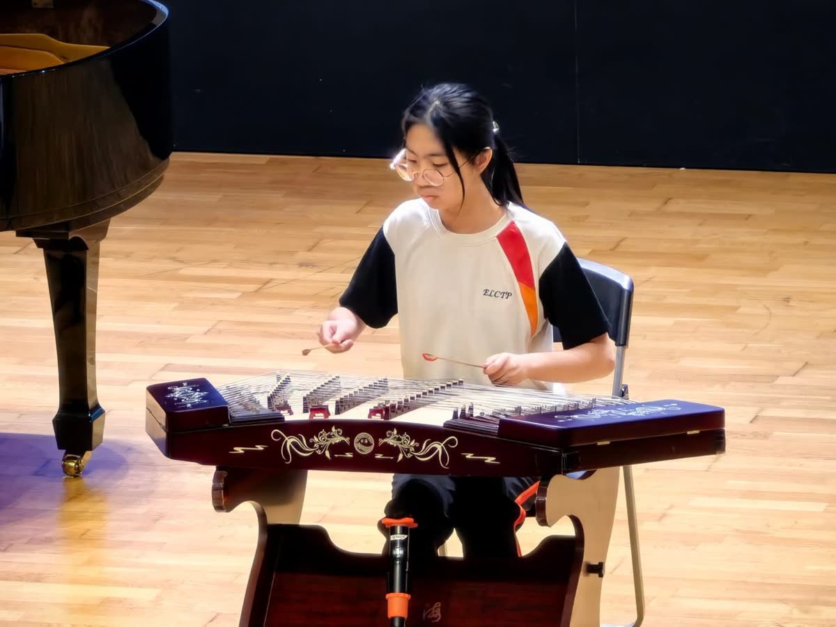 學生演奏古箏