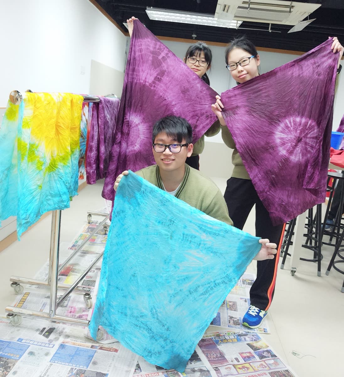 學生展示紮染布料作品