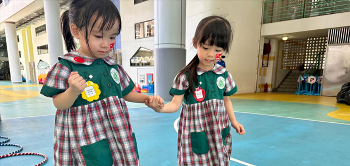兩名學生在校園牽手同行