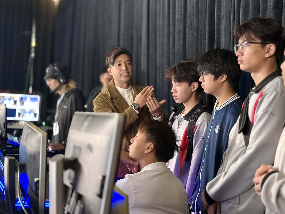 學生在控制室支援演出