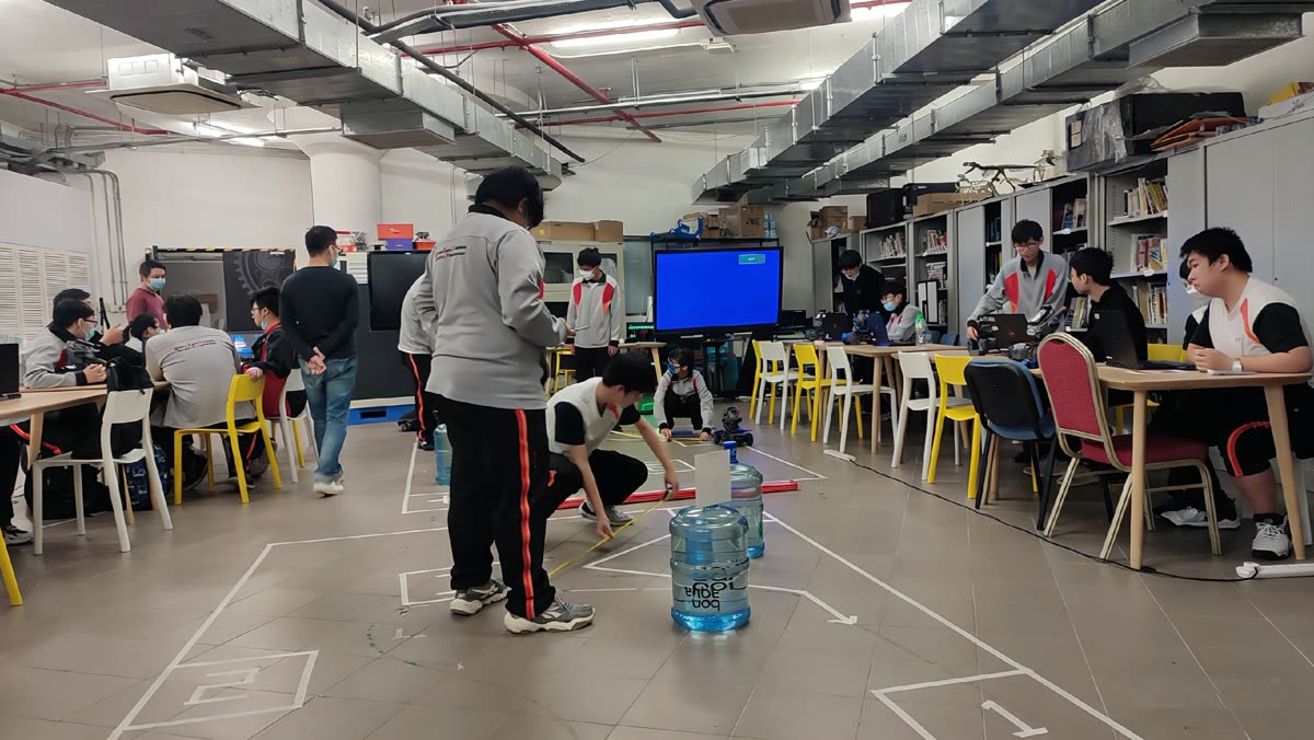 學生在電腦教室分組實作