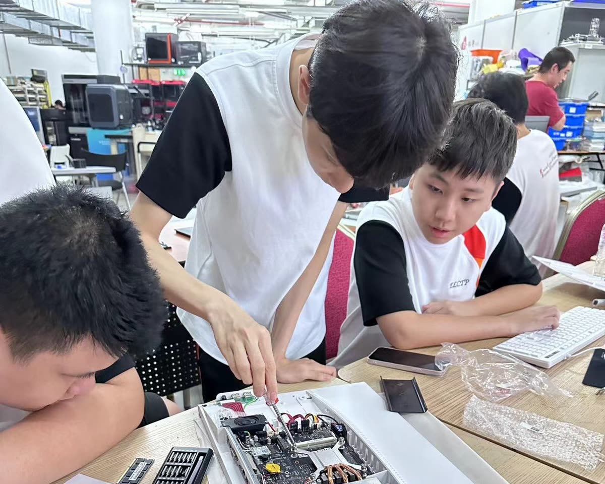 學生進行電子與硬件實作
