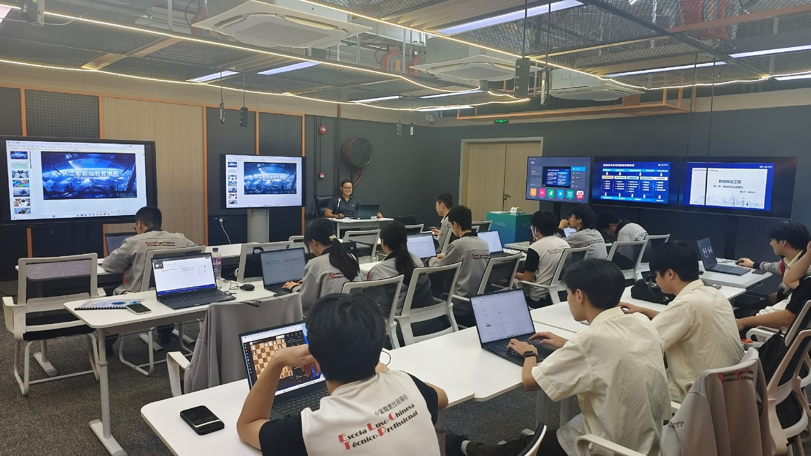 資訊科技課程學生在電腦教室上課