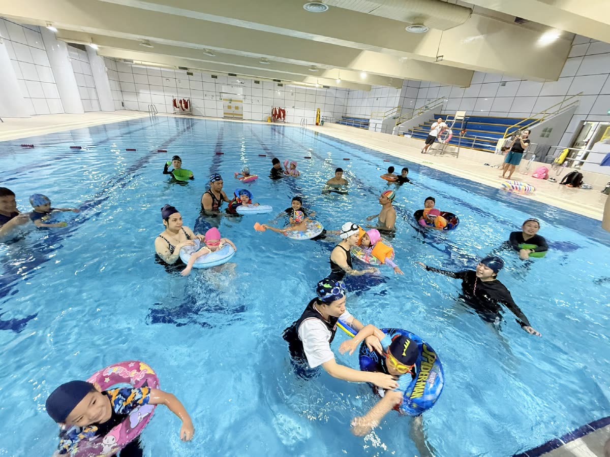 幼兒在校內泳池上游泳課