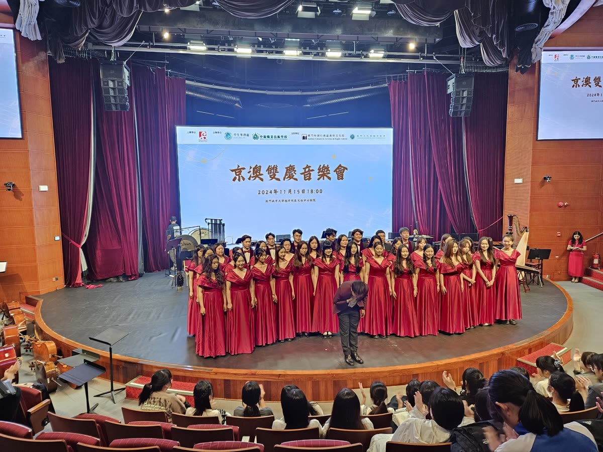 學生合唱團在舞台演出